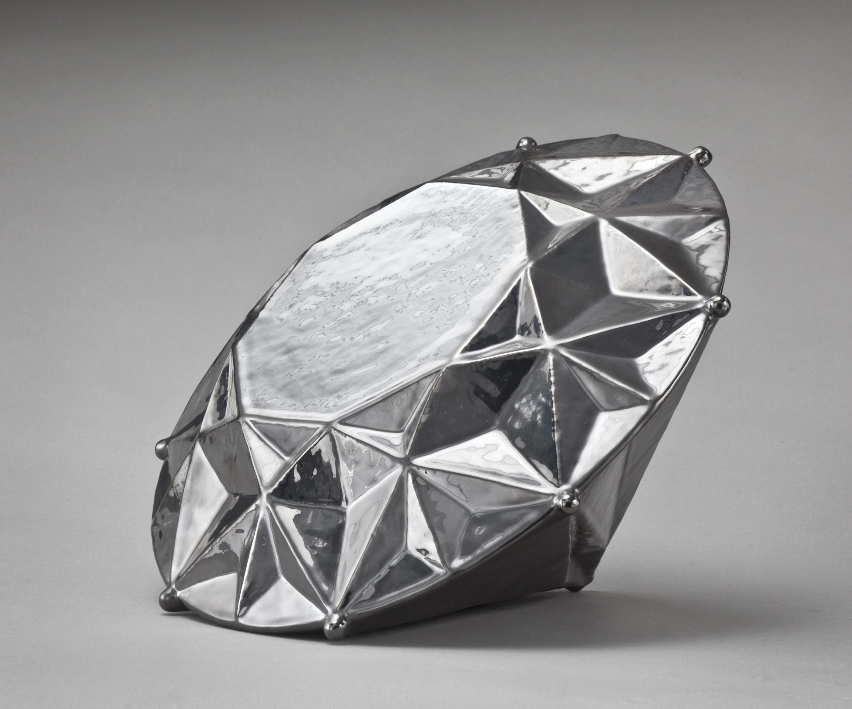 Correct Cut I, 2010. De la série "Diamonds are...", grès et émail.